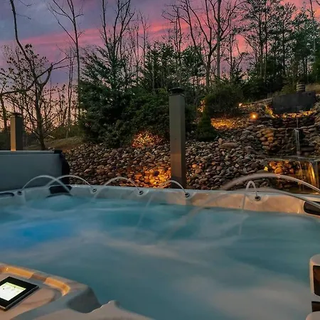 Mega Spa, Fire Pit, Views, Sleep 18, Arcade, Karaoke, Gaming System